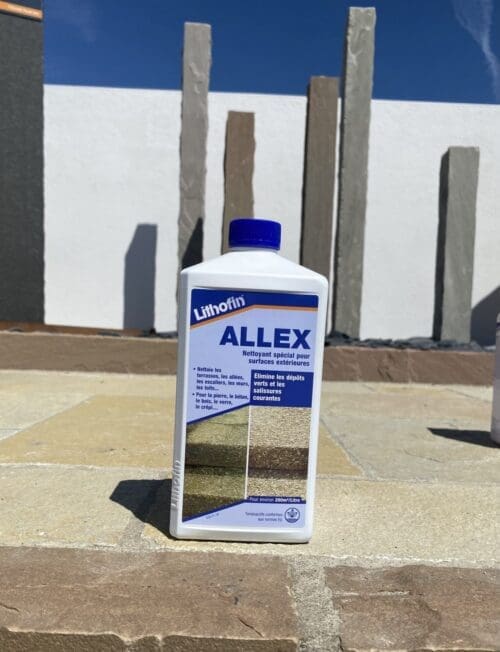 Découvrez la puissance du Lithofin Allex qui est spécialement conçu pour le nettoyage préventif de surfaces extérieures telles que les escaliers, les allées, les terrasses, les murs, et sur divers matériaux tels que le béton, la pierre naturelle, la brique, le crépi, le bois, etc. Il convient également au nettoyage des toitures et des pierres tombales. Pour un nettoyage curatif avec des résultats immédiats, notre recommandation est le Lithofin Mn Nettoyant Extérieur. Préservez la propreté et la sécurité de vos espaces extérieurs grâce à nos solutions efficaces. Dans vos magasins Ozaé Graviers déco, spécialiste dans la vente de matériaux dédiés à l'aménagement extérieur.