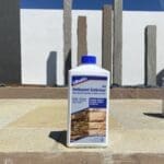 Découvrez la puissance du Lithofin MN Nettoyant Extérieur offre une action rapide et en profondeur, agissant sans causer de dommages aux matériaux. Sa formule puissante dissout et élimine efficacement les noircissements et les salissures tenaces, ainsi que les décolorations sombres souvent causées par les plantes ou les feuilles.Dans vos magasins Ozaé Graviers déco, spécialiste dans la vente de matériaux dédiés à l'aménagement extérieur.