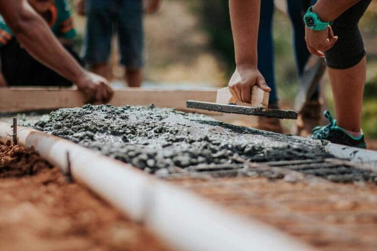 Mélange de graviers et de ciment pour la fabrication de béton durable et résistant.