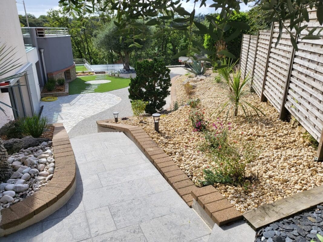 Parterre en graviers décoratifs
