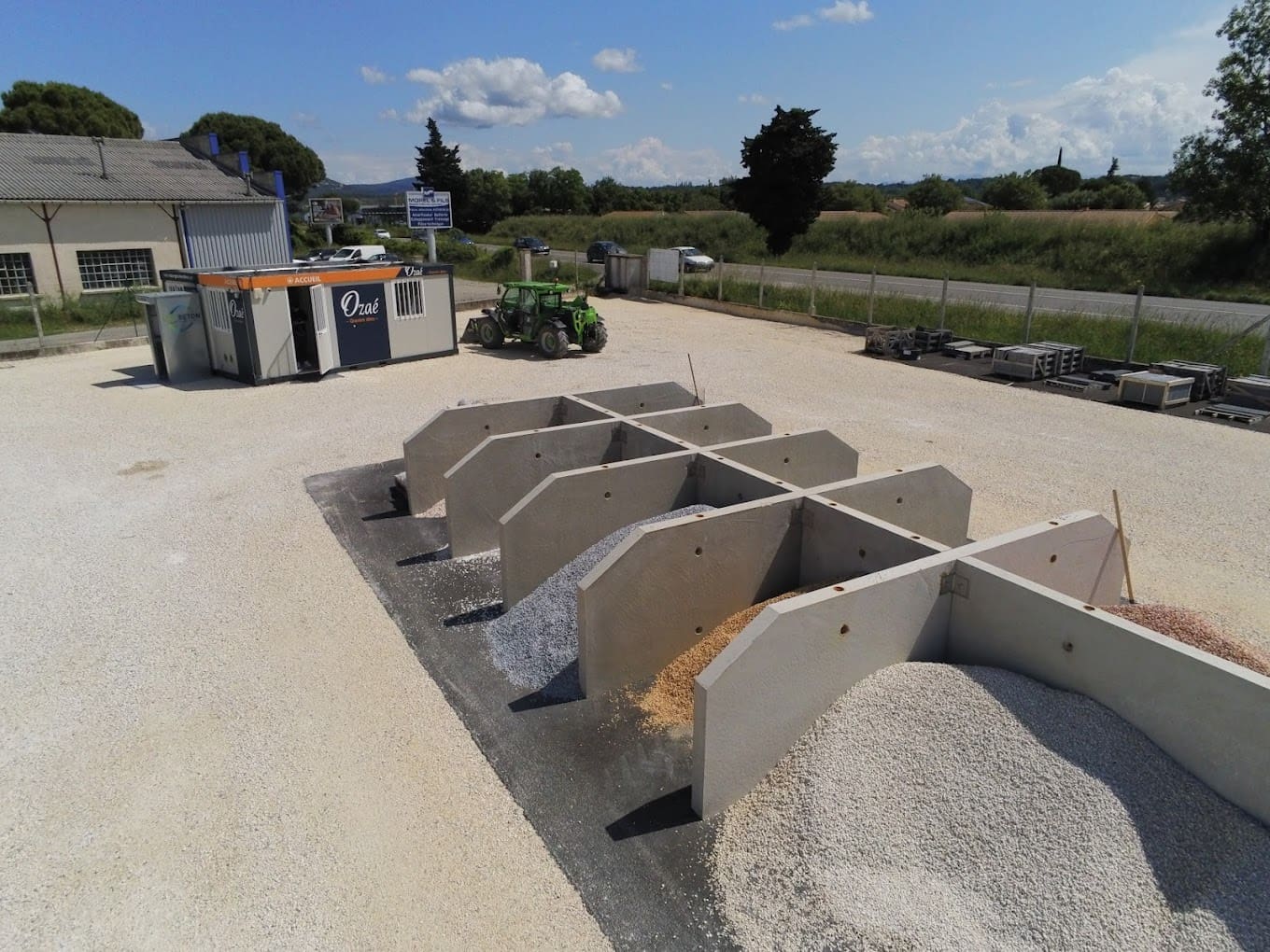 Ozaé Montélimar | Fournisseur de Sols Extérieurs et Matériaux 10 Vue aérienne du parc d'exposition Ozae Graviers Déco à Montélimar, présentant divers matériaux d'aménagement extérieur.