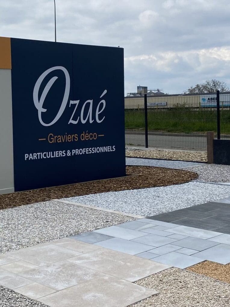 Showroom Ozae Graviers Déco à Laval présentant une variété de graviers, pavés et dalles décoratifs.