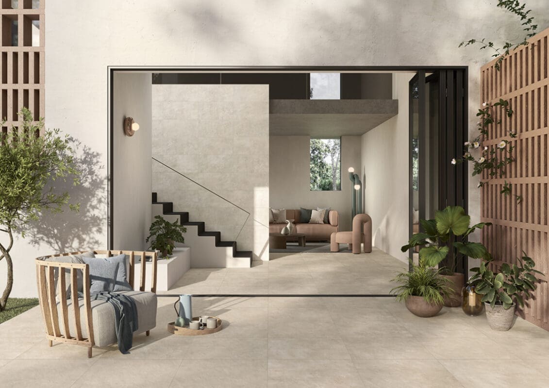 Terrasse moderne en céramique avec pas japonais et mobilier extérieur