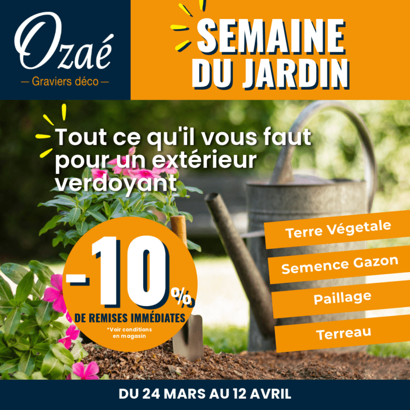Un jardin verdoyant avec du gazon fraîchement semé, du paillage naturel et des plantes en pleine croissance sous le soleil printanier.