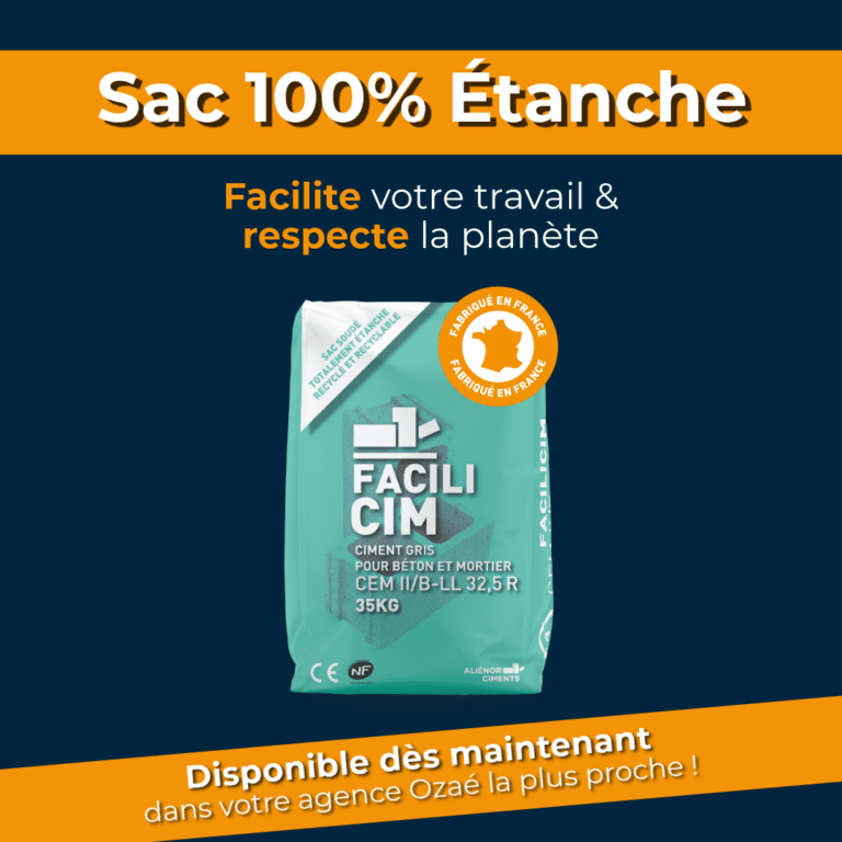 Sac de ciment FACILICIM posé sur un chantier extérieur, illustrant son emballage étanche et recyclable.