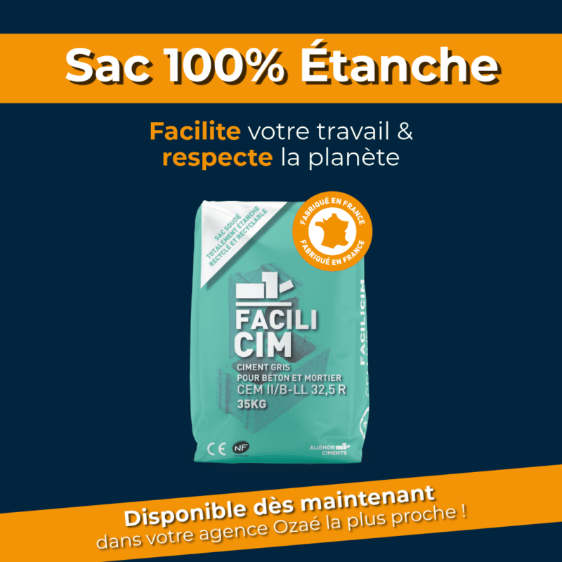 Sac de ciment FACILICIM posé sur un chantier extérieur, illustrant son emballage étanche et recyclable.
