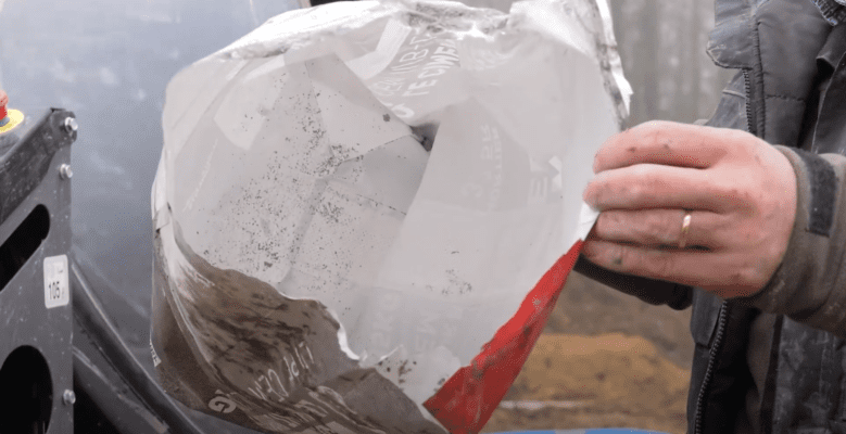 Sac de ciment FACILICIM posé sur un chantier extérieur, illustrant son emballage étanche et recyclable.