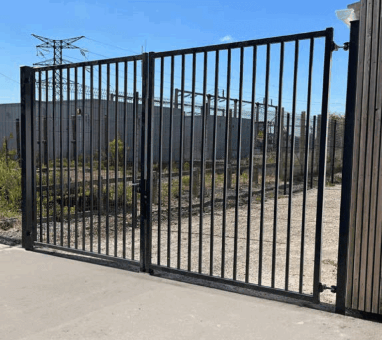 Portail Barreaudé Ozaé Graviers Déco, accès sécurisé et élégant pour clôture rigide ou barreaudée