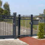 Portillon Barreaudé Ozaé Graviers Déco, accès sécurisé et robuste pour clôture rigide