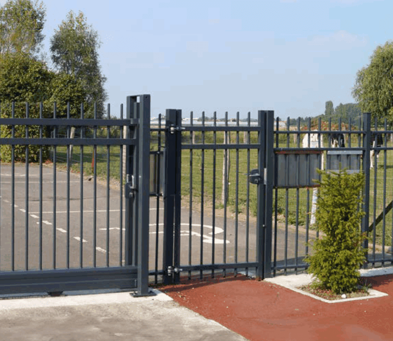 Portillon Barreaudé Ozaé Graviers Déco, accès sécurisé et robuste pour clôture rigide