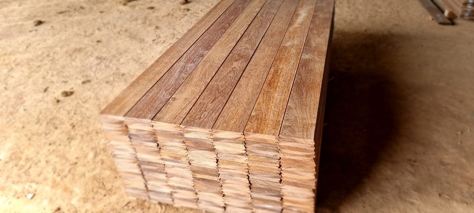 Sucupira – Ozaé Graviers Déco (3) Lame de Terrasse Bois Sucupira - Ozaé Graviers Déco, bois exotique durable et esthétique