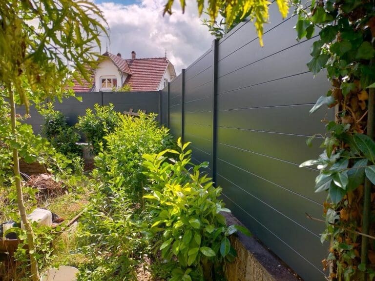 Clôture Aluminium LENA Lame Pleine - Ozaé Graviers Déco, occultation totale et design moderne