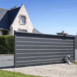 Portail Coulissant Aluminium MARSEILLE Ozaé Graviers Déco, portail plein moderne et sans entretien