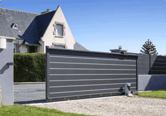 Portail Coulissant Aluminium MARSEILLE Ozaé Graviers Déco, portail plein moderne et sans entretien
