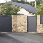 Portillon Aluminium LONDRE Ozaé Graviers Déco, portillon plein moderne et sans entretien