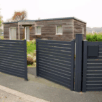 Poteau Aluminium Portillon et Portail Ozaé Graviers Déco, fixation design et résistante pour portail et portillon