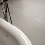 Dalle Céramique E.MOTIONS - Urban Grey, teinte gris clair effet pierre moderne – Ozaé Graviers Déco