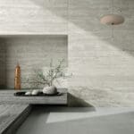 Dalle Céramique ELYSIAN Travertino Misty Ozaé Graviers Déco, dalle extérieure effet pierre travertin