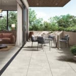 Dalle Céramique ELYSIAN Tr. Misty Cross Ozaé Graviers Déco, dalle extérieure effet travertin clair et antidérapante