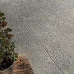 Dalle Céramique EIKON - Aeras 2 Dalle Céramique EIKON - Aeras, teinte gris clair effet pierre naturelle – Ozaé Graviers Déco