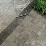 Dalle Céramique EIKON - Titanio 3 Dalle Céramique EIKON - Titanio, teinte gris foncé effet pierre structurée – Ozaé Graviers Déco