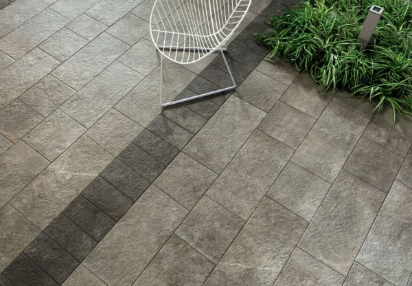 Dalle Céramique EIKON – Titanio – Ozaé Graviers Déco Dalle Céramique EIKON - Titanio, teinte gris foncé effet pierre structurée – Ozaé Graviers Déco