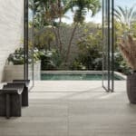 Dalle Céramique ICONICA - Silver Verso, teinte travertin gris argenté veiné – Ozaé Graviers Déco