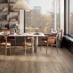 Dalle Céramique KAO Charamel Raw Ozaé Graviers Déco, effet bois beige grisé brut avec finition saw-cut antidérapante