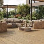 Dalle Céramique KAO Hazelnut Raw Ozaé Graviers Déco, effet bois crème brut antidérapant avec finition saw-cut