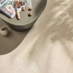 Dalle Céramique MOTLEY - Monterey 2 Dalle Céramique MOTLEY Monterey Ozaé Graviers Déco, dalle grès cérame effet béton clair antidérapante