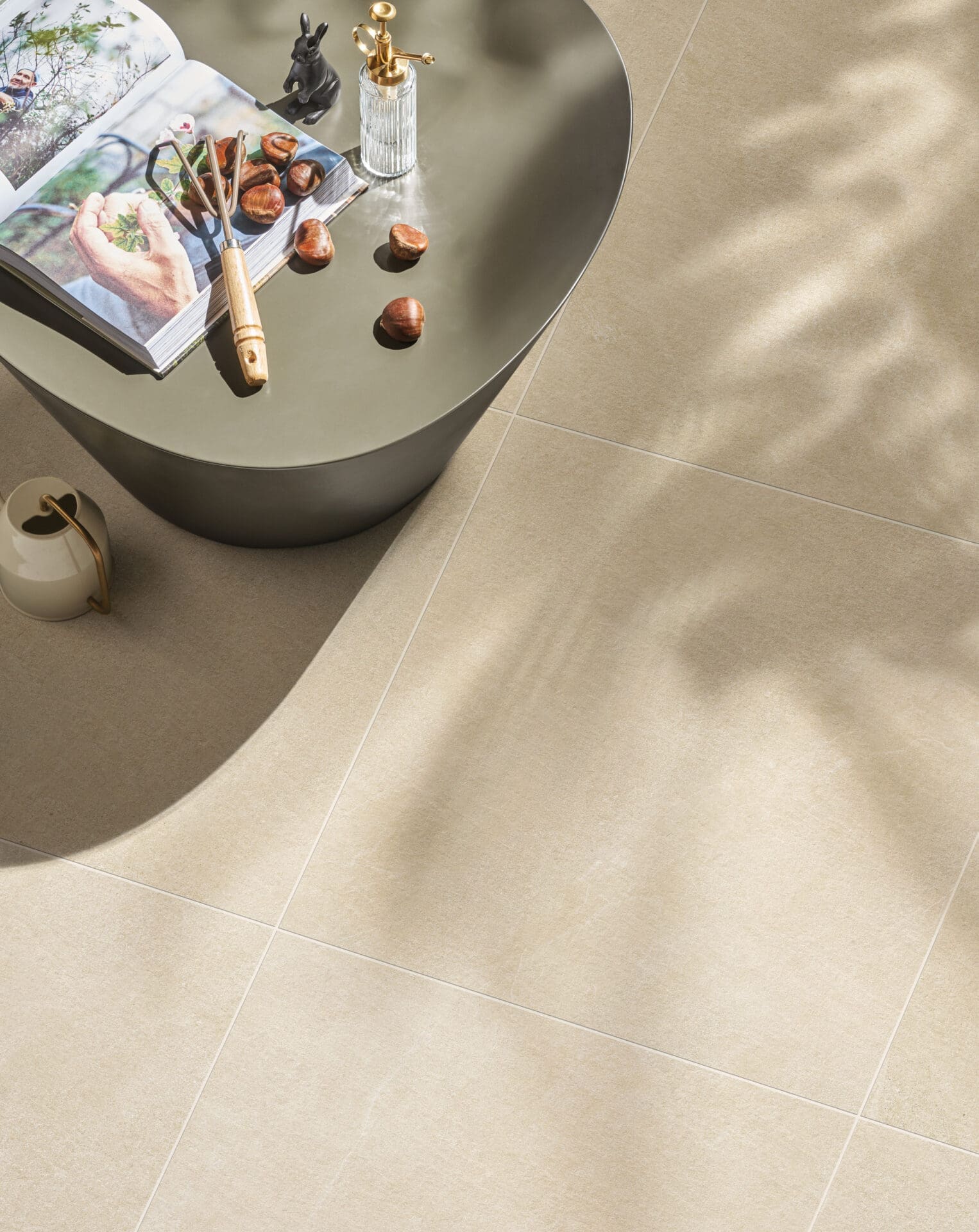 Dalle Céramique MOTLEY – Monterey – Ozaé Graviers Déco Dalle Céramique MOTLEY Monterey Ozaé Graviers Déco, dalle grès cérame effet béton clair antidérapante