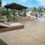 Dalle Céramique NA.ME Bourgogne Ozaé Graviers Déco, dalle extérieure effet pierre calcaire beige antidérapante