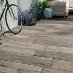 Dalle Céramique NAU 2.0 Fado Ozaé Graviers Déco, dalle extérieure effet bois beige grisé antidérapante