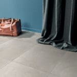 Dalle Céramique NOVEMBER - Rain 2 Dalle Céramique NOVEMBER Rain Ozaé Graviers Déco, effet minéral gris clair antidérapant pour extérieur