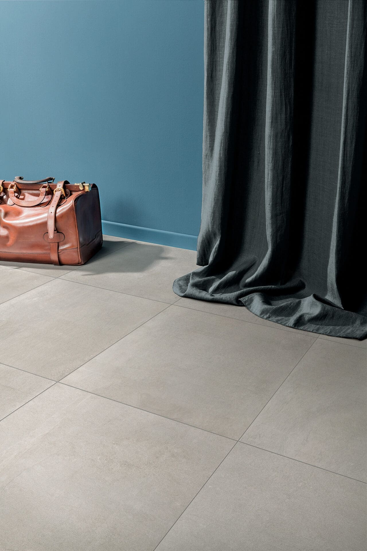 Dalle Céramique NOVEMBER – Rain – Ozaé Graviers Déco Dalle Céramique NOVEMBER Rain Ozaé Graviers Déco, effet minéral gris clair antidérapant pour extérieur