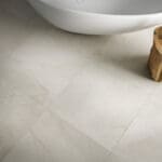 Dalle Céramique PORTRAITS - Comblanchien 2 Dalle Céramique PORTRAITS - Comblanchien teinte claire effet pierre naturelle – Ozaé Graviers Déco