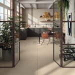 Dalle Céramique RECONCRETE Caribbean Ozaé Graviers Déco, effet béton crème éco-conçu pour extérieur moderne