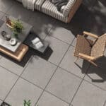 Dalle Céramique RECONCRETE Artic Ozaé Graviers Déco, effet béton poli gris clair, éco-conçue pour extérieur moderne