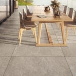 Dalle Céramique RESTONE - Safari 2 Dalle Céramique RESTONE Safari Ozaé Graviers Déco, effet pierre calcaire beige sable, éco-conçue et antidérapante