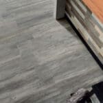 Dalle Céramique VIBE - Cinder effet bois gris cendré extérieur – Ozaé Graviers Déco