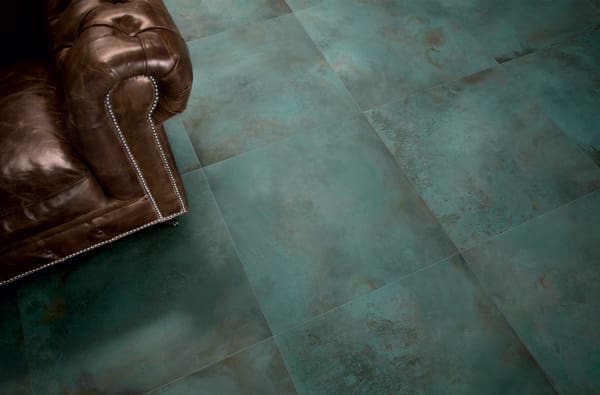 Dalle Céramique Alchemy – Mint – Ozaé Graviers Déco Dalle Céramique Alchemy Mint Ozaé Graviers Déco, effet métal vert oxydé, grès cérame antidérapant pour terrasse design