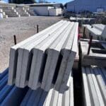 Plaque de Soubassement Béton Demi Chaperon - Ozaé Graviers Déco pour clôtures rigides