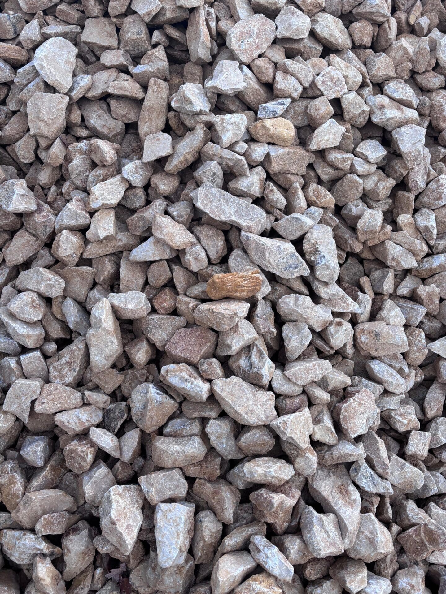 Roches à Gabion Calcaire Dur Jaune – Ozaé Graviers Déco Roches à gabion en calcaire dur jaune pour aménagements extérieurs solides, esthétiques et durables. Disponible chez Ozaé Graviers Déco.