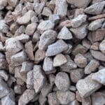 Roches à Gabion - Calcaire Dur Jaune 2 Roches à gabion en calcaire dur jaune pour aménagements extérieurs solides, esthétiques et durables. Disponible chez Ozaé Graviers Déco.