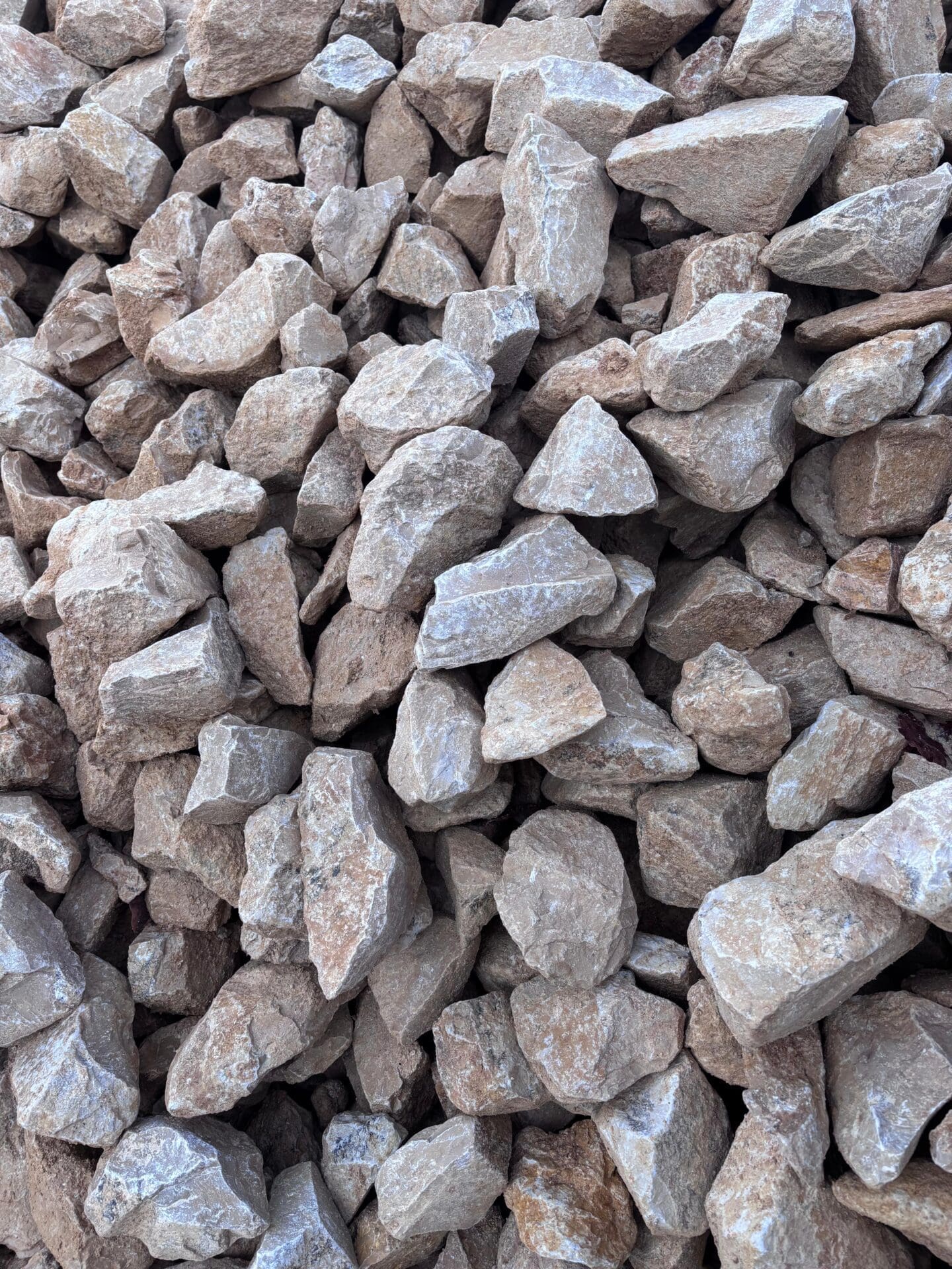 Roches à Gabion Calcaire Dur Jaune – Ozaé Graviers Déco Roches à gabion en calcaire dur jaune pour aménagements extérieurs solides, esthétiques et durables. Disponible chez Ozaé Graviers Déco.