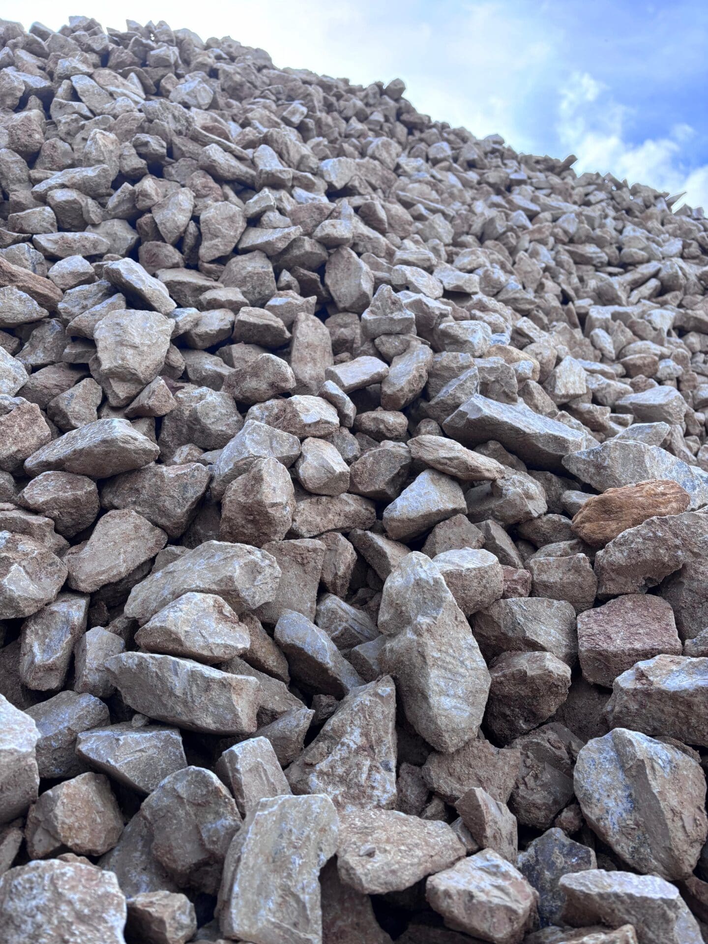 Roches à Gabion Calcaire Dur Jaune – Ozaé Graviers Déco Roches à gabion en calcaire dur jaune pour aménagements extérieurs solides, esthétiques et durables. Disponible chez Ozaé Graviers Déco.