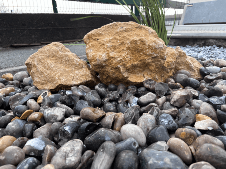 Pack massif 10 m² Douceur Naturelle en galets silex 20/40 avec enrochement et toile de paillage