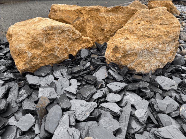 Pack massif 10 m² Graphit en ardoise noire 30/70 avec enrochement et toile de paillage – Ozaé