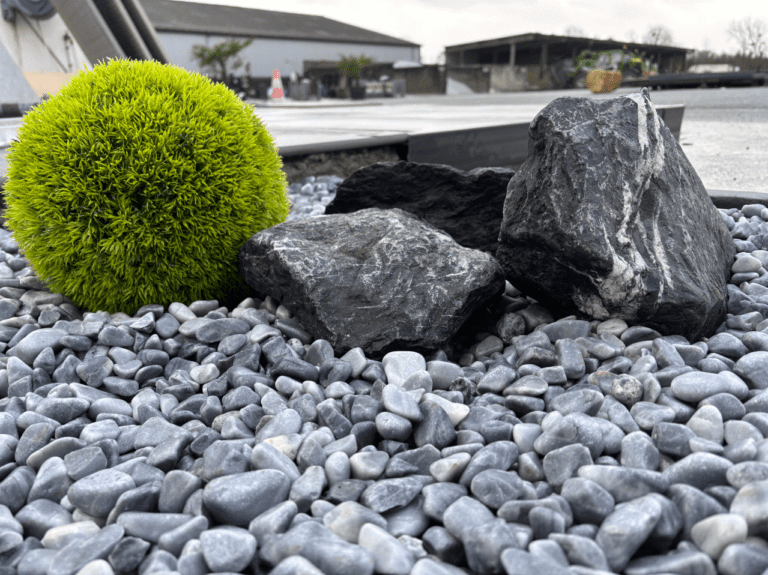 Pack massif 10 m² Minéral Prestige en galets gris bleu 12/24 avec enrochement noir et toile de paillage