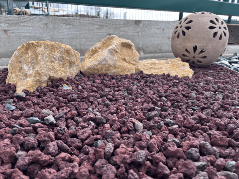 Pack massif 10 m² Terre Rouge en pouzzolane 10/20 avec enrochement décoratif et toile de paillage – Ozaé